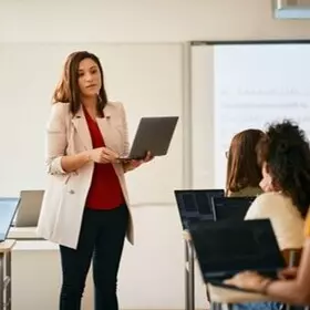 Banner del programa especializado en Educación de Postgrado UPC